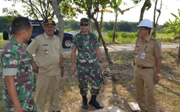 Dandim saat Kunjungan ke Lokasi Pembukaan TMMD Ke 105 didampingi Muspika Kecmatan Suradadi dan Perangkat Desa Jatimulya serta Babinsa Koramil Suradadi