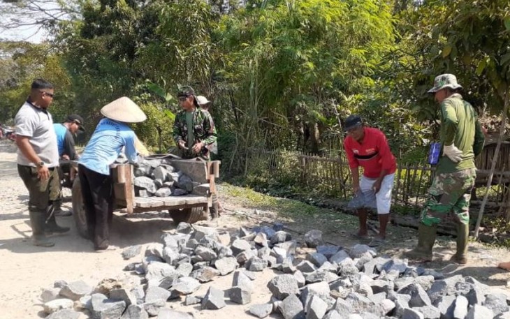 Aksi Gotong Royong masyarakat Desa Jatimulya kecamatan Suradadi Apresiasi Program TMMD Ke 105 Kodim 0712 Tegal