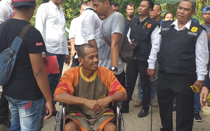 Tersangka Jum saat hadir pada pra Rekonstruksi di lokasi kejadian