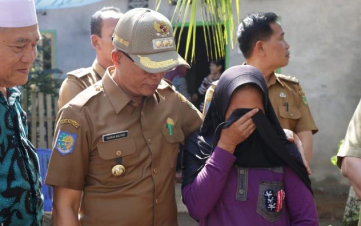 Bupati Bengkulu Selatan Gusnan Mulyadi Berkunjung Kerumah Devi Hastuti Penerima Bantuan Bedah Rumah 