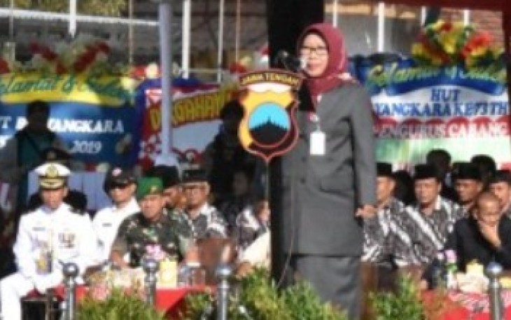 Bupati Tegal Hj Umi Azizah Selaku Inspektur Upacara HUT Bhayangkara Ke 73 di Lapangan Dukuhwaru Kabupaten Tegal