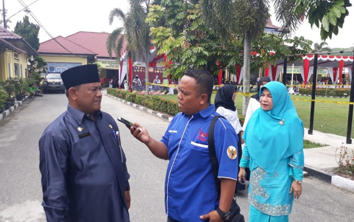 Sekda Kampar saat diwawancarai awak media