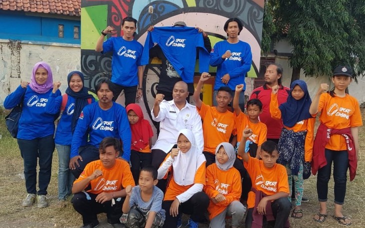 Delapan Atlet Federasi Panjat Tebing Indonesia Pengkab FPTI Kabupaten Brebes foto bersama