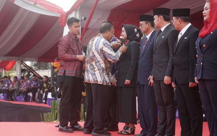 Menteri Koordinator bidang Perekonomian Darwin Nasution sematkan langsung tanda jasa satyalancana dalam puncak Peringatan Hari Koperasi Nasional di GOR Satria Purwokerto