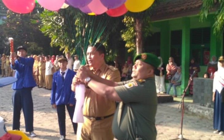 Kasdim 0507/Bks Mayor Inf Rahmat Triono Sp SAg bersama Kepsek SMPN 5 Drs Muktia Wahyudi Isra MPd Lepas Ratusan Balon Tandai Masa Orientasi Sekolah