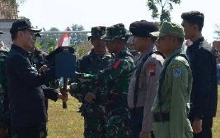 Wakil Bupati serahan secara simbolis peralatan pelaksanaan pembangunan TMMD 105 Tegal