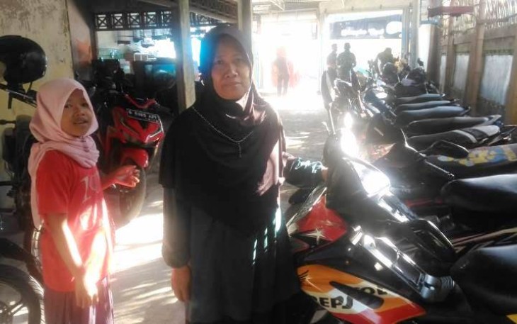 Suharti warga Desa Jatimulya rela rumahnya menjadi lokasi parkir