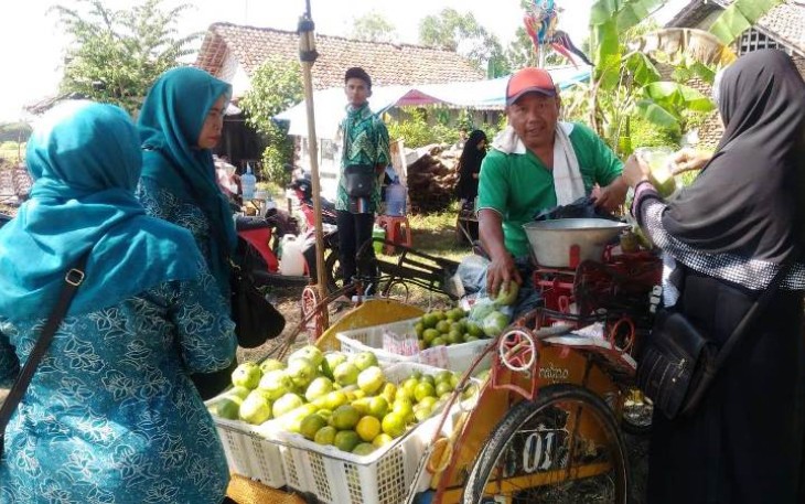 Hariri pedagang buah yang meraup keuntungan di gelaranTMMD Desa Jatimulya