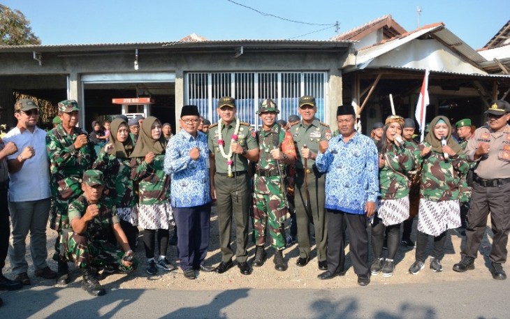 Dansatgas TMMD Kodim 0712/Tegal berpose bersama usai lakukan peninjauan