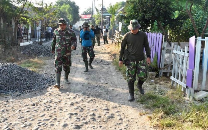 Dengan Berjalan kaki menuju lokasi TMMD jadi ajang silahturahim