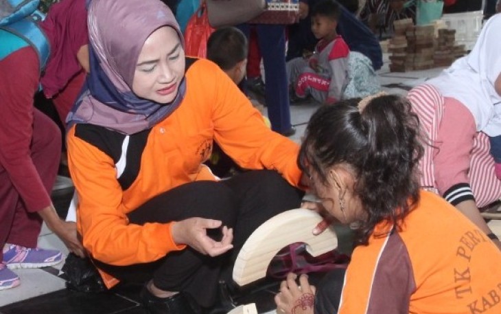 Bupati Brebes Hj Idza Priyanti dalam Gebyar PAUD dan Lomba Kreativitas Anak Usia Dini dalam rangka peringatan Hari Anak Nasional tingkat Kabupaten Brebes tahun 2019