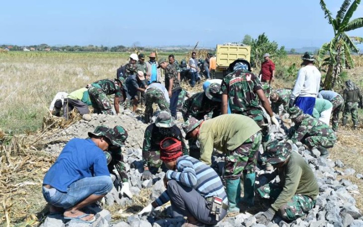 Satgas TMMD Tegal Berbaur Dengan Warga Desa Jatimulya