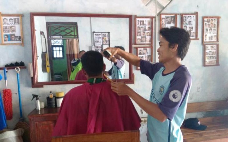 Harjo Tukang Cukur Desa Jatimulya berikan Diskon Satgas TMMD