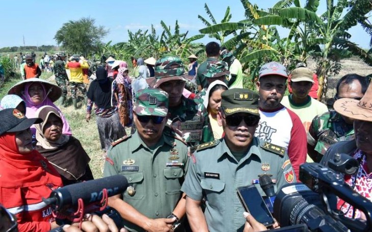 Staf Teritorial Kodam IV Diponegoro Letkol Infanteri Mustaghfirin saat diwawancarai Awak media