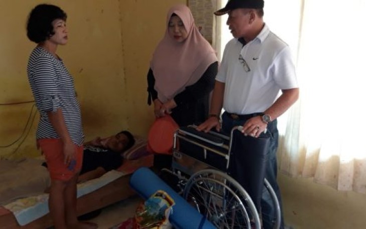  Kepala Dinas Sosial Syahrul Tamzie Berikan Bantuan 