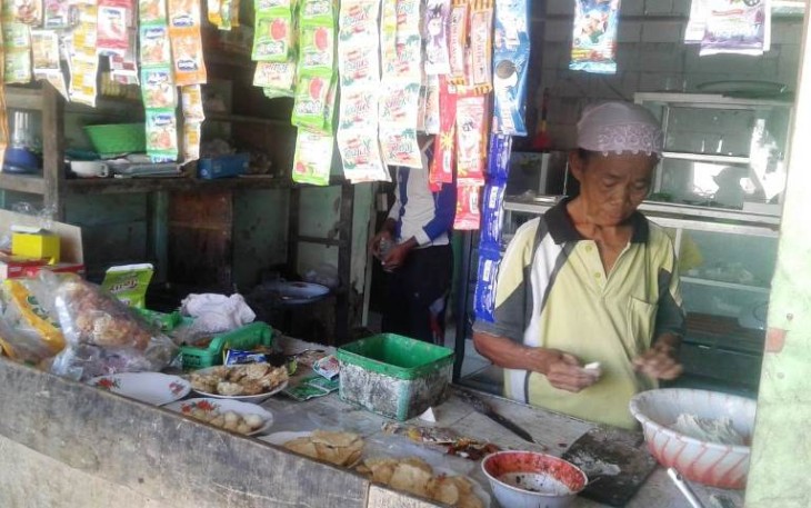 Wasri Pemilik Warung Dusun Sigerung Desa Jatimulya Suradadi