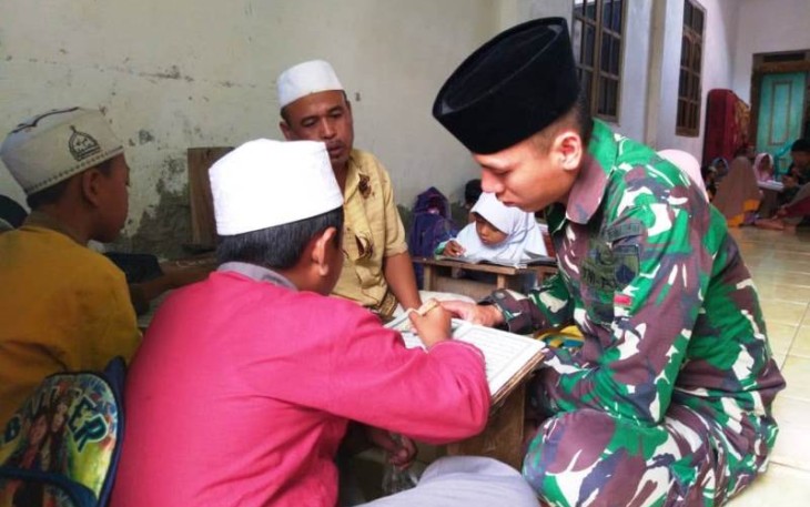 Mengajar Ngaji. Ini yang Dilakukan Yonif 407 Dalam Satgas TMMD Tegal