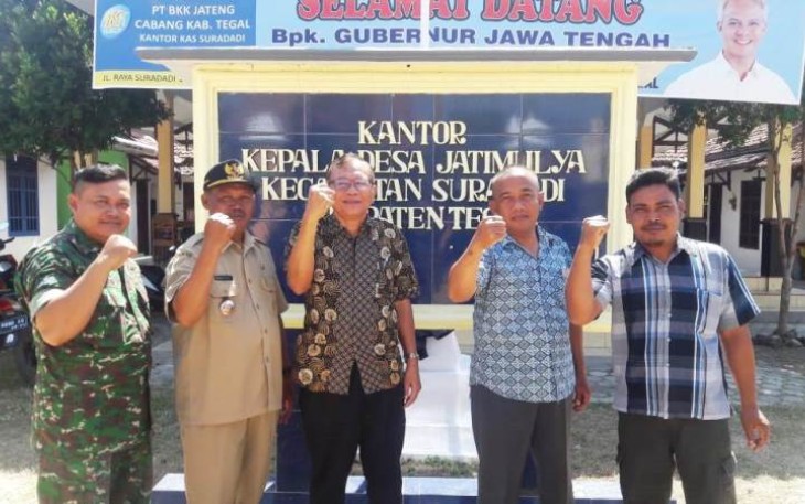 Pemdes Jatimulya saat poto bersama Pakar Geofisika asal Semarang