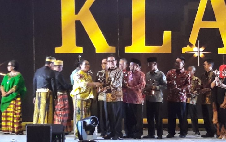 Bupati Kepahiang saat menerima penghargaan