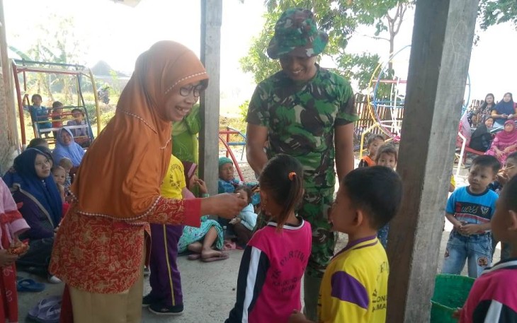 TNI Ini Sempatkan Ngajar Anak-Anak TK