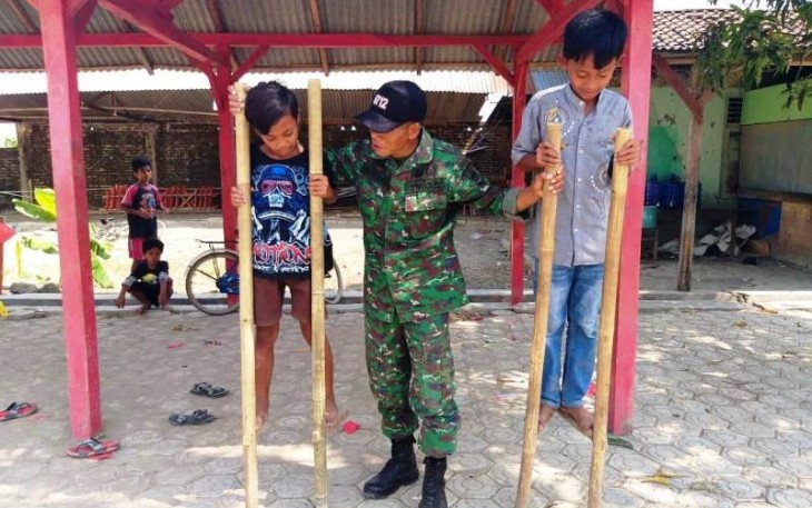 Egrang Permainan Tradisional jadi alat komunikasi Satgas TMMD dengan Masyarakat