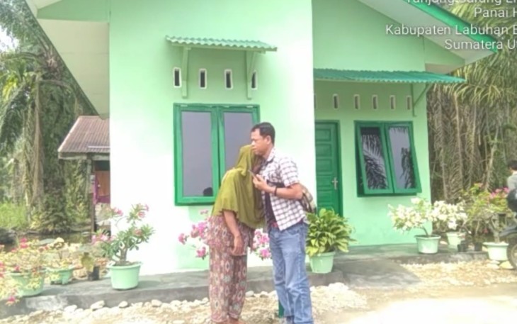 Tangis Haru Ibu Sarinem Sembari Ucapkan Terimakasih Kepada Dandim Santoso