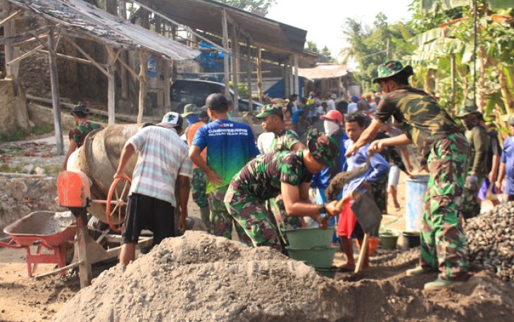Kades Jimbung Perintahkan Warganya Untuk Lebih Giat Bergotong Royong di TMMD