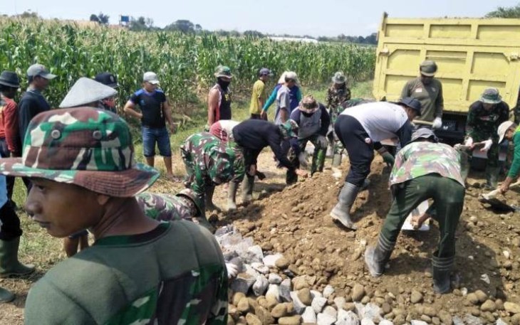 Giat Bersama masyarakat bersama Anggota Satgas TMMD Tegal