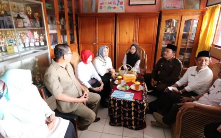 Anggota DPRD Kota Bengkulu Suimi Fales Sidak Relokasi Siswa SDN 62 Kota Bengkulu 