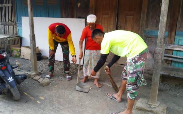 Satgas TMMD Tegal Bersihkan Lingkungan Bersama Warga sekitar Lokasi