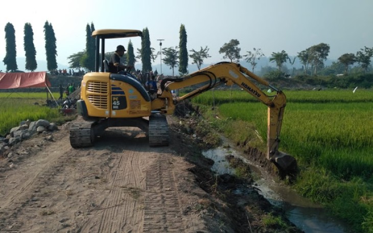 Alat Berat Diturunkan Kodim Klaten Guna Kelancaran Pembuatan Talut Sasaran TMMDReg 105