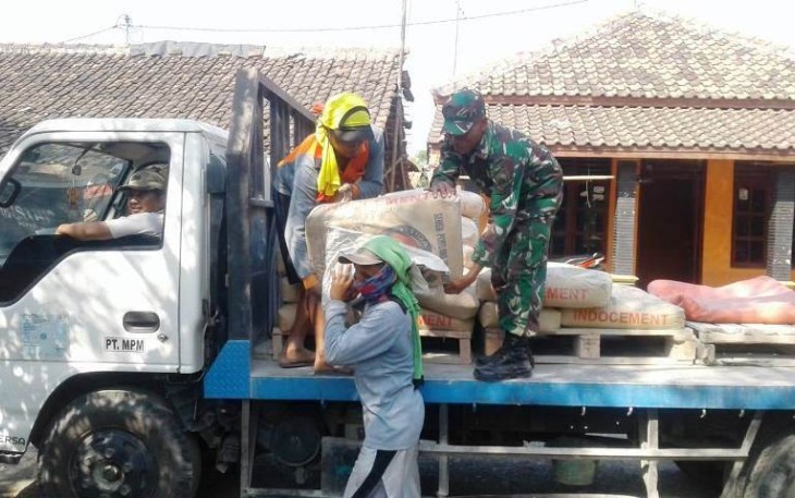 Bahan bangunan mulai diturunkan tandai dimulainya aksi TMMD Tegal Merehab rumah warga