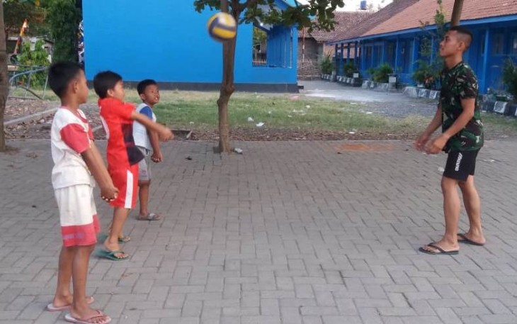  Satgas TMMD Ajak Anak-Anak Main Bola Voli