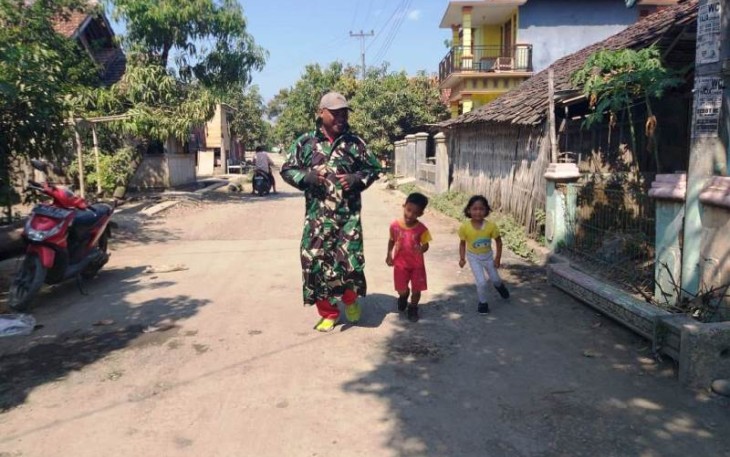 Pelatih Bela Diri Anggota Satgas TMMD Tegal Lakukan Olah Raga