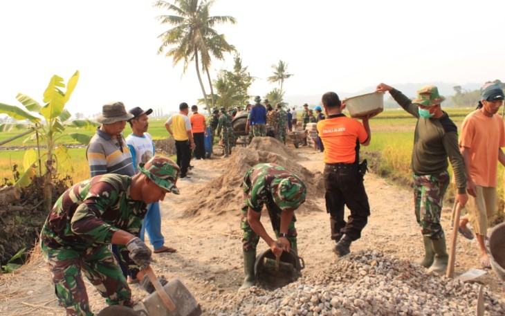 TNI Polri Kompak Tuntaskan Program TMMD Bersama Warga Jimbung 