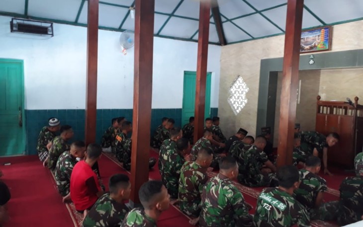 Prajurit Satgas TMMD Melaksanakan Shalat Berjamaah Bersama Warga