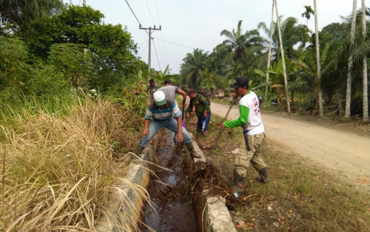 Anggota Satgas ajak warga bersihkan parit