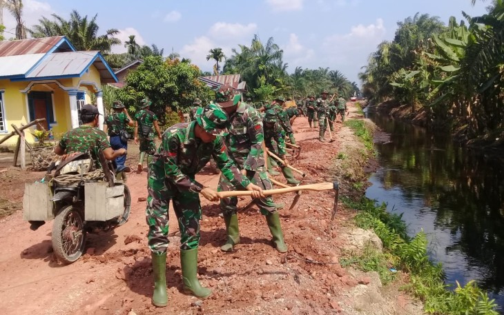 Penimbunan Badan Jalan Penghubung Dua Desa Masih Tahap Pengerjaan