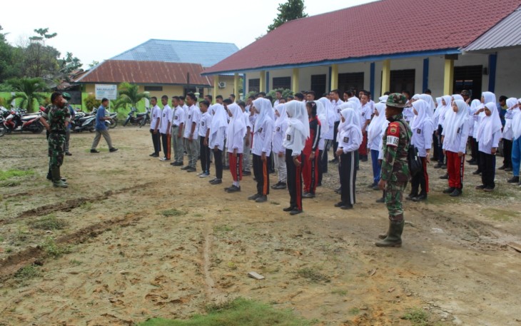 Anggota Satgas TMMD Laksanakan Wasbang dan Latih PBB kepada Siswa/i SMK Swasta Mandiri