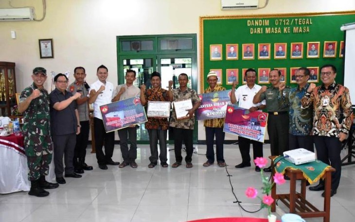 Usai Evaluasi di lakukan penyerahan bantuan