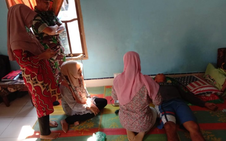 Wadan Satgas saat Melihat Kondisi Anggota yang sakit