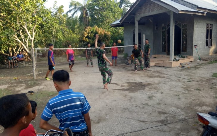 Kekompakan Remaja Bermain Sepak Takraw Bersama Anggita Satgas TMMD