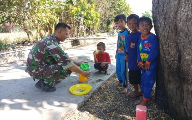 Satgas TMMD Ini Sempatkan Gelar Kuis Berhadiah Minum