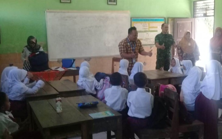 Pelda Wiyono Dan Sertu M Torik Melaksanakan Pendampingan Kegiatan Imunisasi DT 