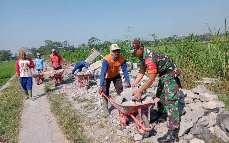 Serda Rianto Bersama Masyarakat Setempat Melaksanakan Karya Bhakti
