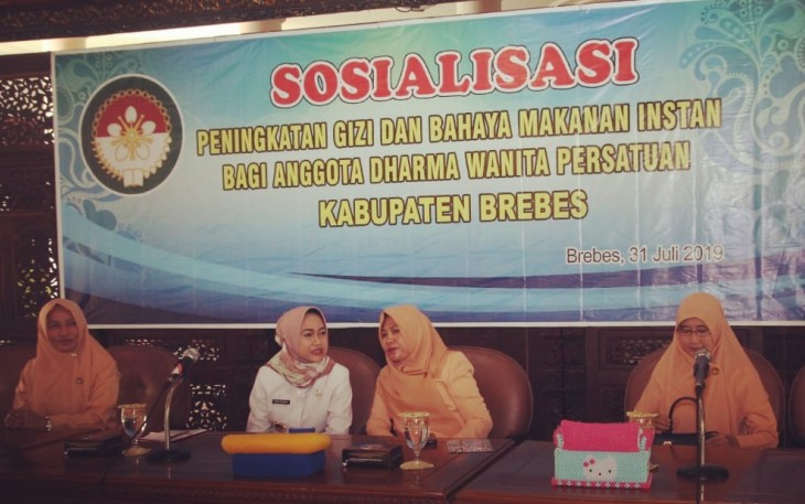 Bupati Brebes bersama Ketua Dharma Wanita Persatuan Kabupaten Brebes