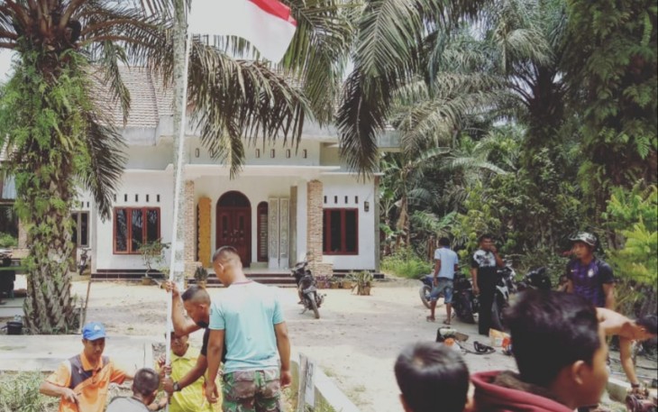 Satgas TMMD Ke-105 Ajak Warga Pasang Bendera