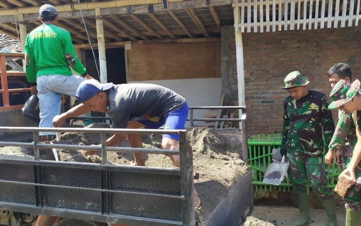 TNI Ternyata Tak Pernah Risi Untuk Kerja Kasar Saat di Lokasi TMMD