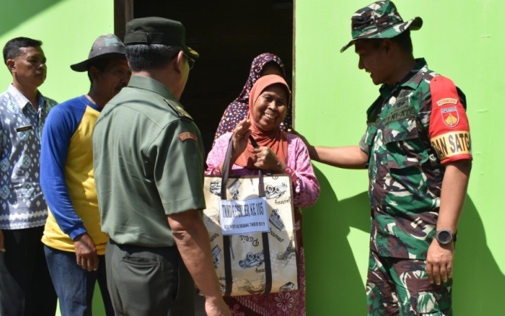 Mutiah saat berterimakasih kepada TNI atas rumahnya yang telah di rehab