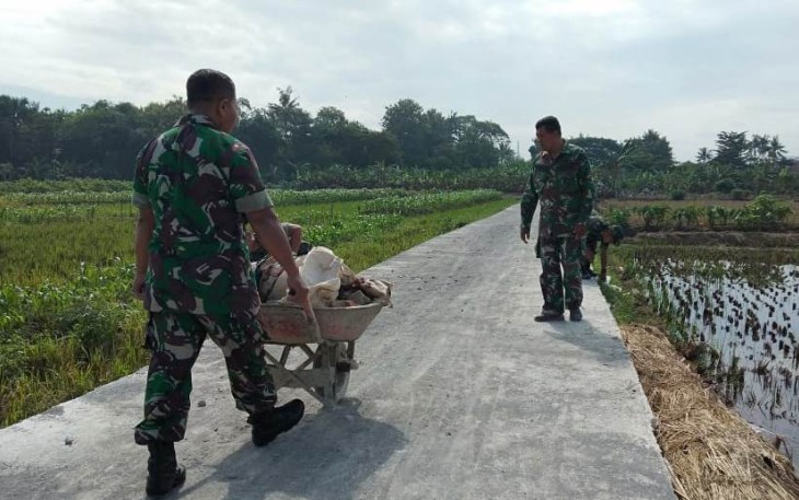 TNI dan Warga Bersihkan Jalan TMMD